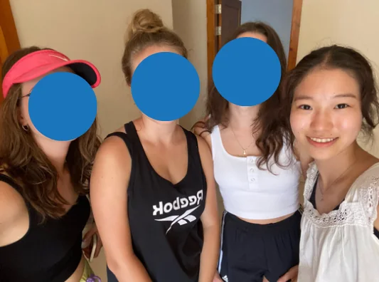 マルタでの短期留学中、現地で出会った友人たちと並ぶ小峰さん（右端）